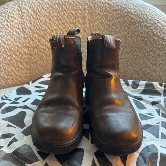 Blundstone Brown Ankle Boots with Elastic Gussets - Picture 5 of 9